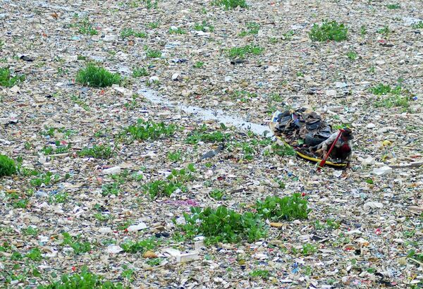 Река Читарум, која се налази на индонежанском острву Јава, еколошка је катастрофа узрокована кућним смећем и отпадом из различитих индустрија. - Sputnik Србија