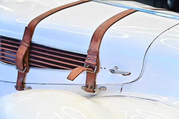 Кожни причвршћивачи хаубе. Овај модел спортског аутомобила производио се од 1936. до 1940. године. Произведен је у само 464 примерака. Званично ушао у производњу у априлу 1936. године, а годину дана касније, (априла 1937. године,) испоручени су први аутомобили за купце, и већ крајем те године забележио је прве победе на стазама.  - Sputnik Србија