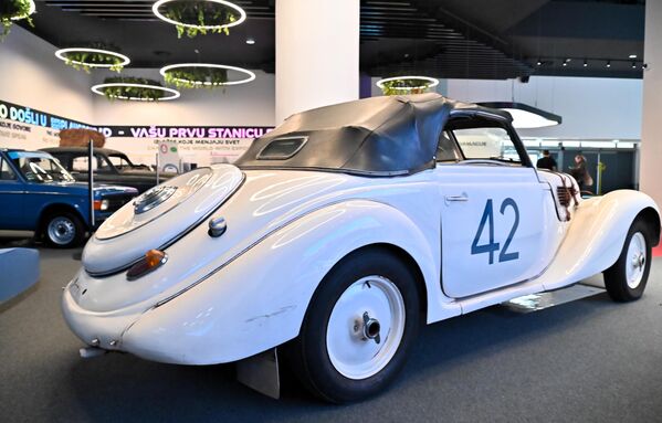 Године 1938, модел 328 је постигао замах, освојивши око 125 трка. Према спецификацијама био је подешен да достигне брзину од 96 км/х из места за 8,8 секунди и максималну брзину од преко 176 км/х. Данас се овај модел сматра најважнијим и најколекционарнијим предратним BMW-ом - Sputnik Србија