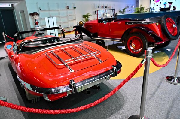 Већ на самом уласку у Халу 5. Београдског сајма, дочекују нас ова два црвена "лепотана": модернији Јагуар E-Type у првом плану и класична Ланциа Ламбда из 1920-их година у позадини. - Sputnik Србија