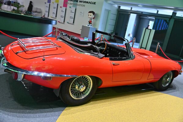 Јагуар E-Type познат и као Јагуар XKE. Овај модел представља један од најпознатијих спортских аутомобила свих времена. Аутомобил је препознатљив по својој дугој хауби, аеродинамичним линијама и точковима са жичаним паоцима. Модел се производио између 1961. и 1975. године. - Sputnik Србија