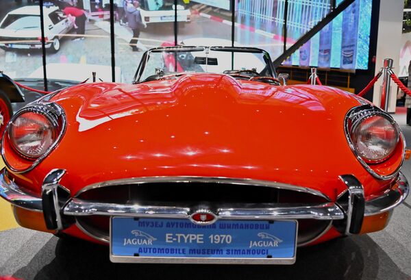 Први пут је представљен 1961. године на Салону аутомобила у Женеви, изазвавши праву сензацију. Сматра се дизајнерским ремек-делом 20. века и симболом аутомобилске елеганције.  - Sputnik Србија