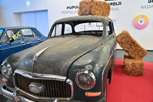 Застава 1400 БЈ је био први путнички аутомобил који се склапао у Заводима Црвена Застава у Крагујевцу у периоду од 1954. до 1960. године. Овај модел, познат по удобности и пространости, представљао је почетак аутомобилске производње у Југославији. - Sputnik Србија