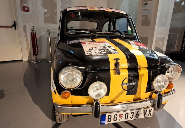 Управо "Национална класа" је назив култног југословенског филма из 1979. године, у коме Драган Николић глуми Флојда, младића чија је највећа страст вожња аутомобилских трка у „националној класи“. На изложби је представљена реплика чувеног "Фиће" из филма - Sputnik Србија