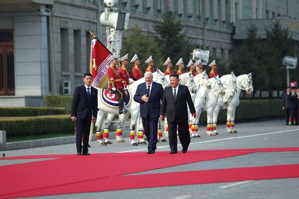 Белоруски председник Александар Лукашенко и севернокорејски лидер Ким Џонг Ун шетају током састанка у Пјонгјангу, 25. марта 2026. - Sputnik Србија