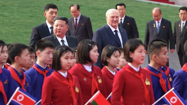 Prezident Belorussii Aleksandr Lukašenko i lider Severnoй Korei Kim Čen Ыn vo vremя vstreči v Phenьяne, Severnaя Koreя - Sputnik Srbija