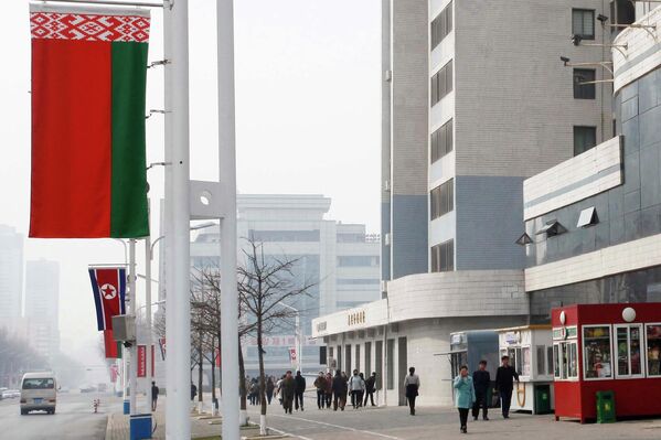 Људи шетају улицом Централног округа у Пјонгјангу. - Sputnik Србија