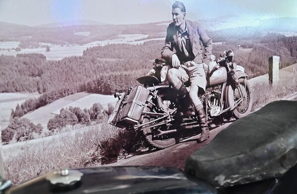 Фотографија Михаила Борисављевића пионира југословенског и српског ауто-мото спорта, који је према сопственим нацртима конструисао први српски тркачки мотоцикл МБ-125. - Sputnik Србија