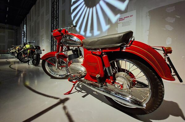 Поред четворотчоткаша, на изложби Великани српске моторизације  представљено је и неколико историјских мотоцикала попут Нортон Командо 750, БСА М20, Јава 361 Спорт, МВ Агуста ЦСТЛ 175, Гилера 150 Спорт, НСУ Прима В, Томос Колибри.. - Sputnik Србија