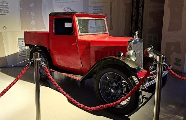 Још један од предратних старина је камионет Морис Минор који се производио од 1928. до 1934. године. Нашој филмској публици је познат као возило које се појављује у култном филму Маратонци трче почасни круг - Sputnik Србија