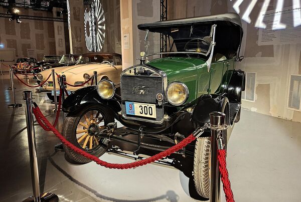 Тик поред њега један стогодишњак - Форд Модел Т из 1925. године. Модел Т је био први масовно произвођени аутомобил на покретним монтажним линијама доступан широким народним масама  - Sputnik Србија