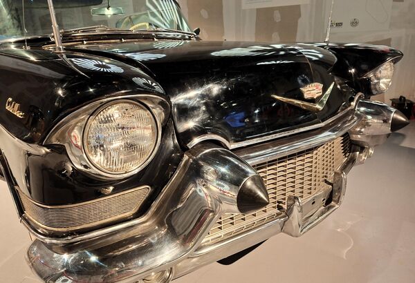 Препознатљив је по масивним хромираним браницима, истакнутим перајима на задњем делу и широкој решетки хладњака. Иначе, Титови кабриолети су коришћени за параде и вожњу високих званица на Брионима. - Sputnik Србија