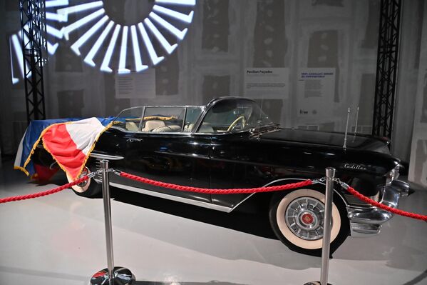 Тито је био веики љубитељ аутомобила и током своје владавине користио је импресиван возни парк. Многе од тих аутомобила је добио од светских државника. У његовим лимузинама возили су се људи из светске елите, попут Никите Хрушчова, Индире Ганди, Леонида Брежњева, Софије Лорен, Елизабет Тејлор, Ричарда Бартона.... - Sputnik Србија