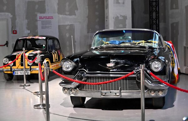 Посебну пажњу посетилаца изложбе привукао је   луксузни кабриолет Кадилак Елдорадо из 1957. године, тачније модел Series 62 Convertible који је припадао Јосипу Брозу Титу. - Sputnik Србија