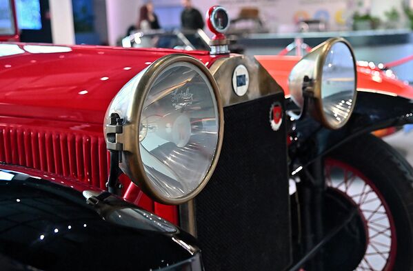 Упркос "времешности", четири олдајмера представљених на изложби, вреде више од најскупљег четвороточкаша овогодишњег Сајма аутомобила. Два БМВ модела 503 кабриолет и купе из 1959. године, БМВ 327/28 из 1939. године и Ланчија из 1927. године могу достићи вредност од преко 700.000 евра - Sputnik Србија