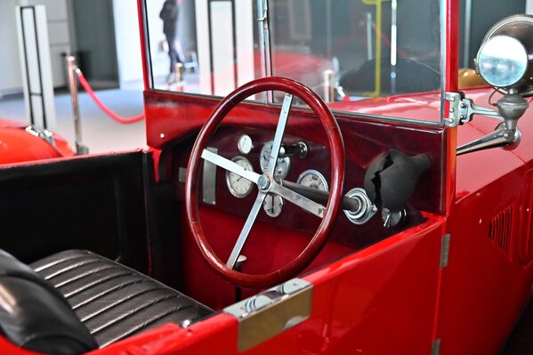 Ланчиа Ламбда (произведена између 1922. и 1931. године,) се сматра претечом модерних возила. Овај револуционарни италијански аутомобил могао је да развије максималну брзину од 110 км /ч,  што је било веома брзо за то време - Sputnik Србија