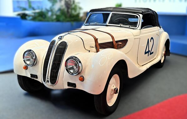 Пажњу посетилаца такође привлачи BMW 327/28 Спорт Кабриолет из 1939. године. Попут неког времеплова, елегантан спортски "лепотан" враћа  у нека давна времена када је Београд био домаћин легендарне међународне трке која се возила око Калемегдана - Sputnik Србија