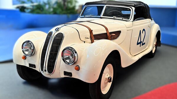 Пажњу посетилаца такође привлачи BMW 327/28 Спорт Кабриолет из 1939. године. Попут неког времеплова, елегантан спортски лепотан враћа  у нека давна времена када је Београд био домаћин легендарне међународне трке која се возила око Калемегдана - Sputnik Србија