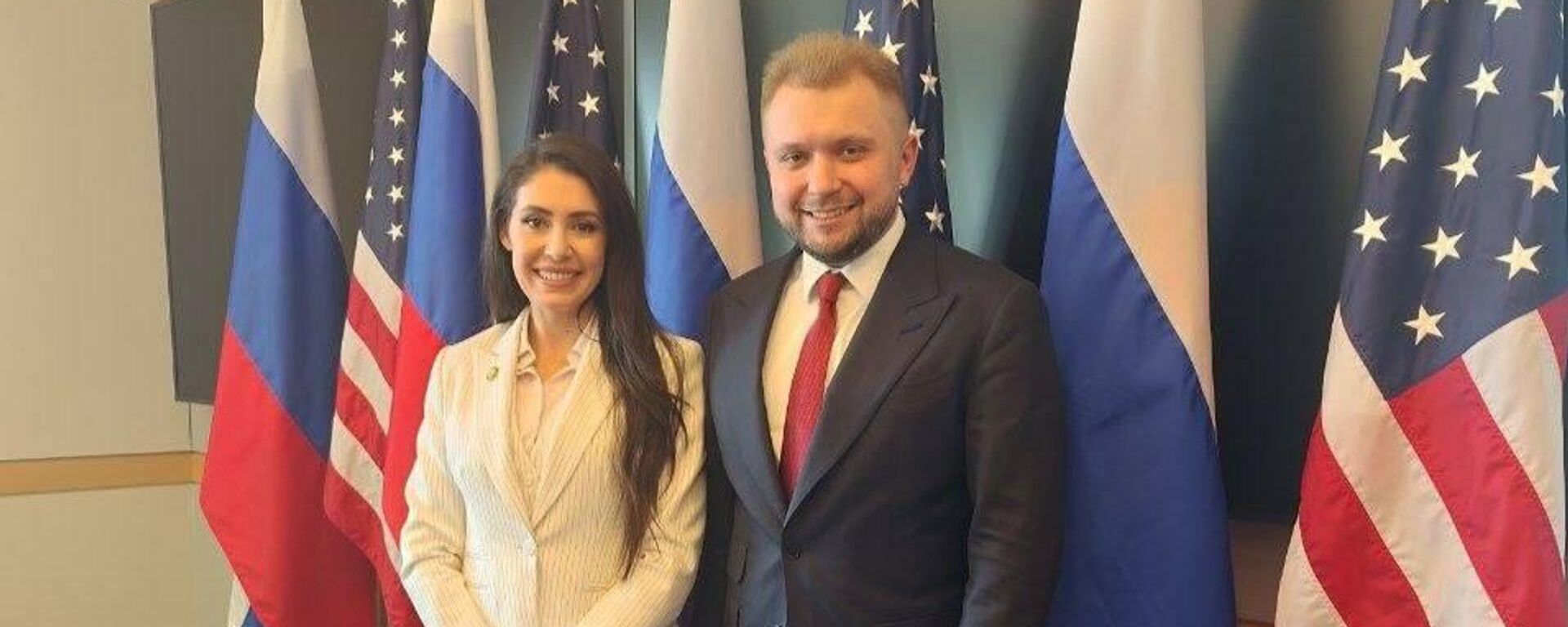 Потпредседник руске Думе Борис Чернишов и Ана Паулина Луна, конгресмен САД - Sputnik Србија, 1920, 26.03.2026