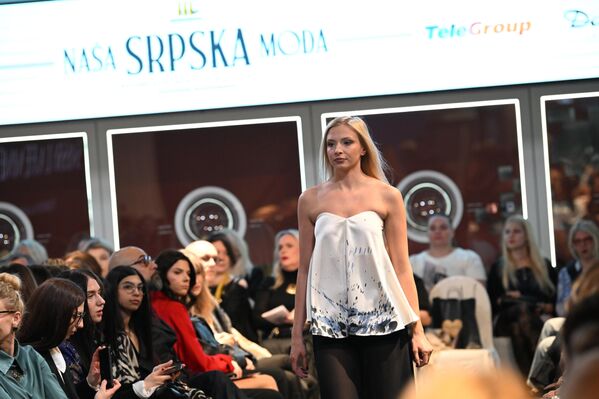 „Наш циљ је да истакнемо квалитетне и талентоване креаторе без компромиса према површним трендовима и естрадном укусу, те да их представимо публици у складу са светским стандардима", поручила је Мандић. - Sputnik Србија