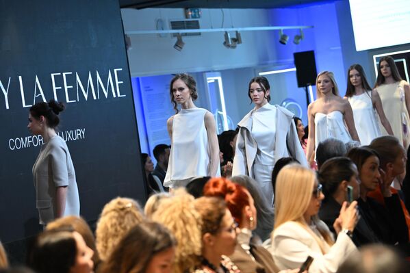 Ревија је обухватила архивске комаде, али и делове најновије колекције, уз посебан омаж недавно преминулој Добрили Смиљанић. - Sputnik Србија