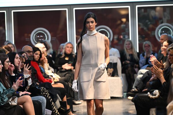 Савремену српску моду представио је дизајнер Игор Тодоровић, који је премијерно приказао колекцију за сезону јесен/зима 2026/27. - Sputnik Србија