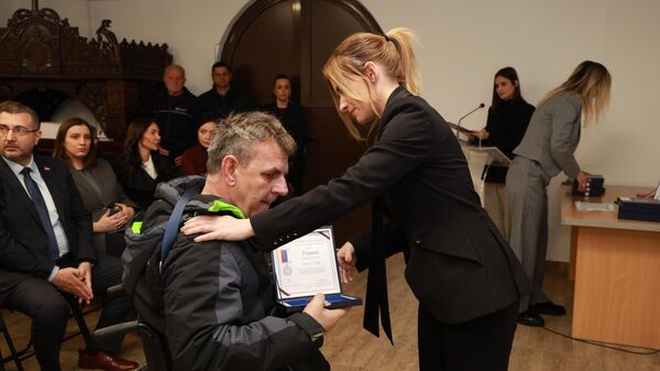 Ministar za rad, zapošljavanje, boračka i socijalna pitanja Milica Đurđević Stamenkovski uručila je ratnim vojnim invalidima i članovima porodice poginulih u odbrambeno - otadžbinskim ratovima devedesetih godina dvadesetog veka 64 boračke spomenice u hramu Svete Petke u Smederevskoj Palanci. - Sputnik Srbija