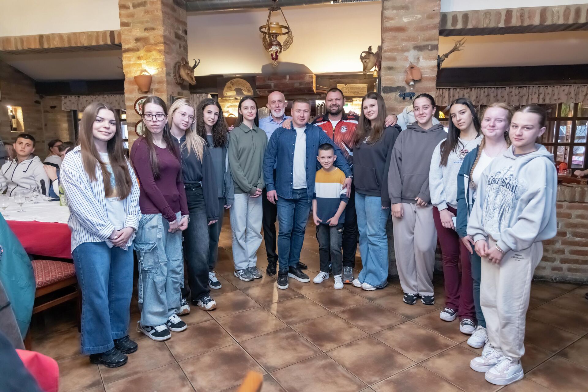 Деца из Пећког округа са КиМ и Србски православни појац Марко Качаревић у посети Београду - Sputnik Србија, 1920, 28.03.2026