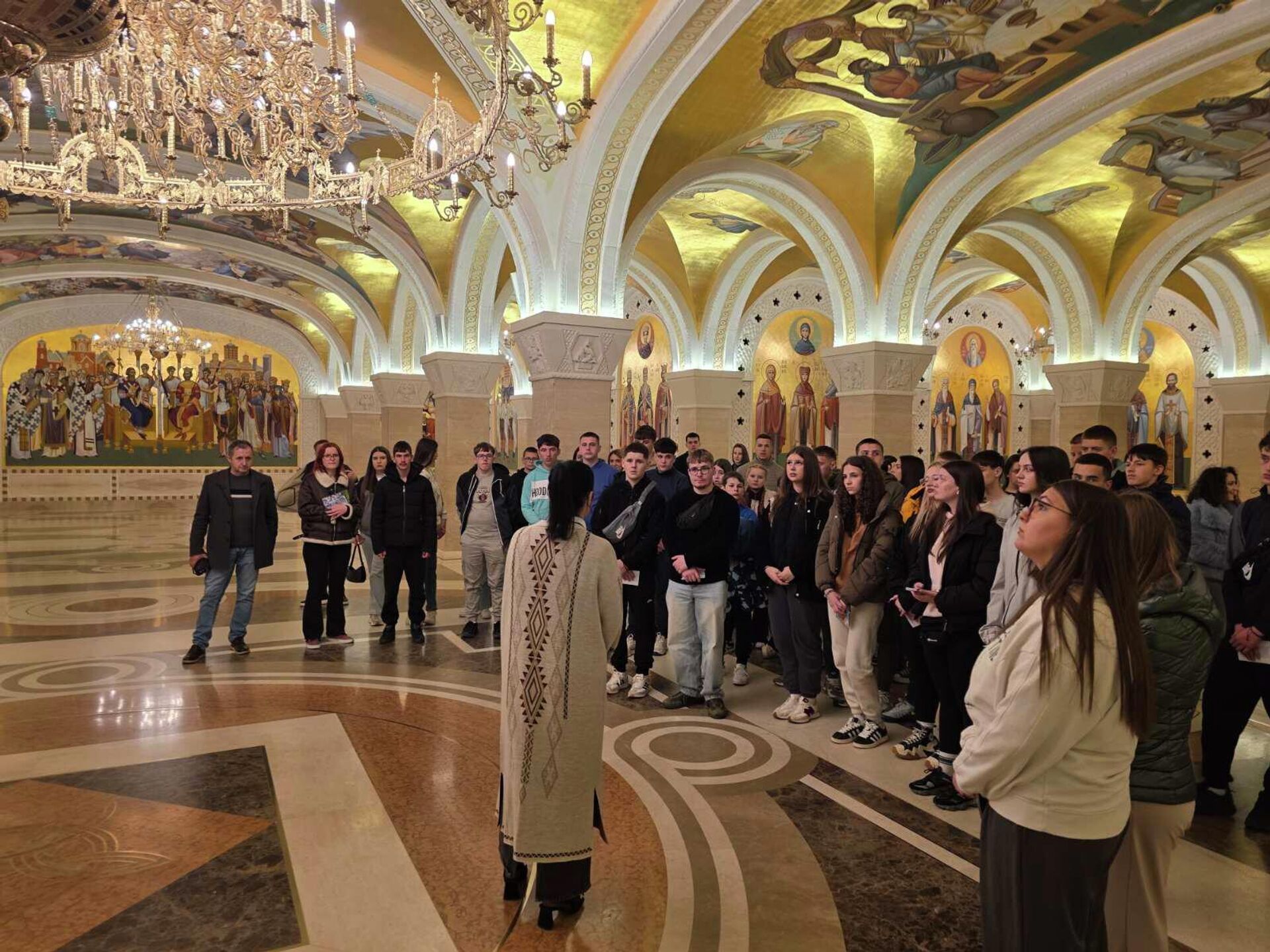 Деца из Пећког округа са КиМ у посети Храму Светог Саве у Београду - Sputnik Србија, 1920, 28.03.2026