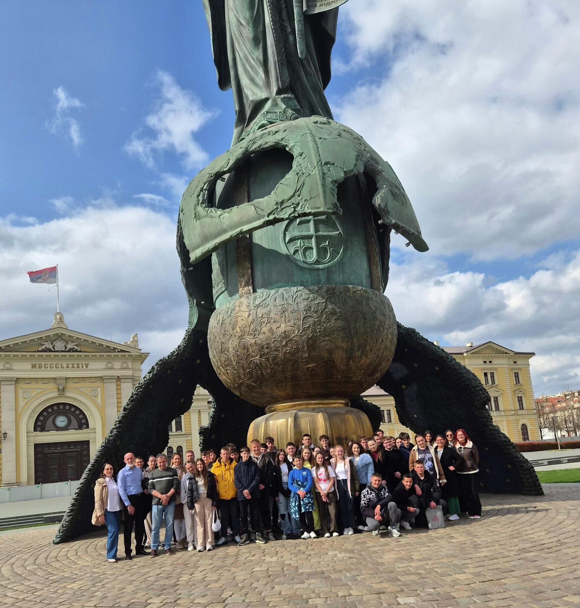 Деца из Пећког округа са КиМ испред споменика Стефану Немањи - Sputnik Србија, 1920, 28.03.2026