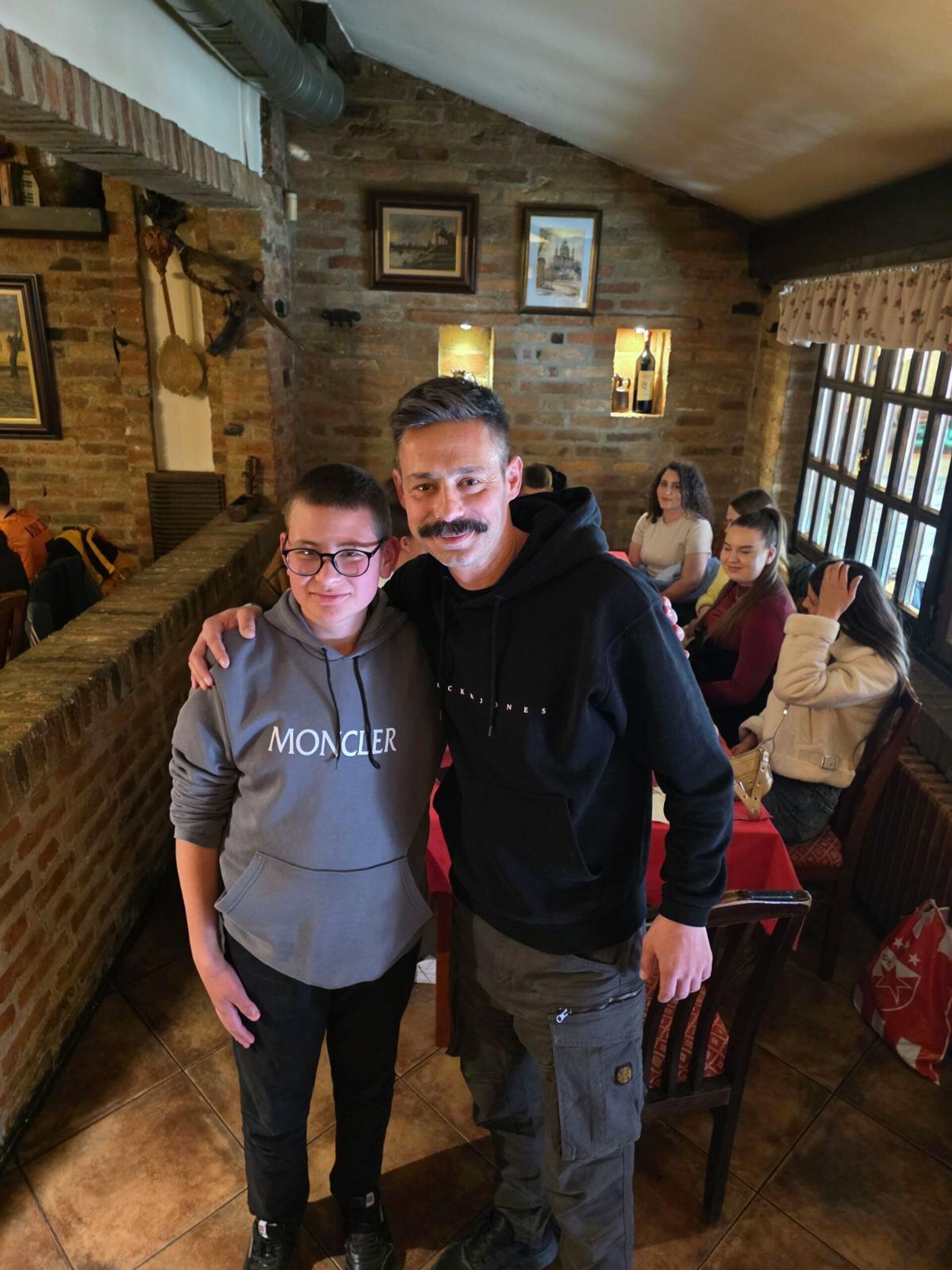 Деца из Пећког округа са КиМ са глумцем Миланом Васићем - Sputnik Србија, 1920, 28.03.2026