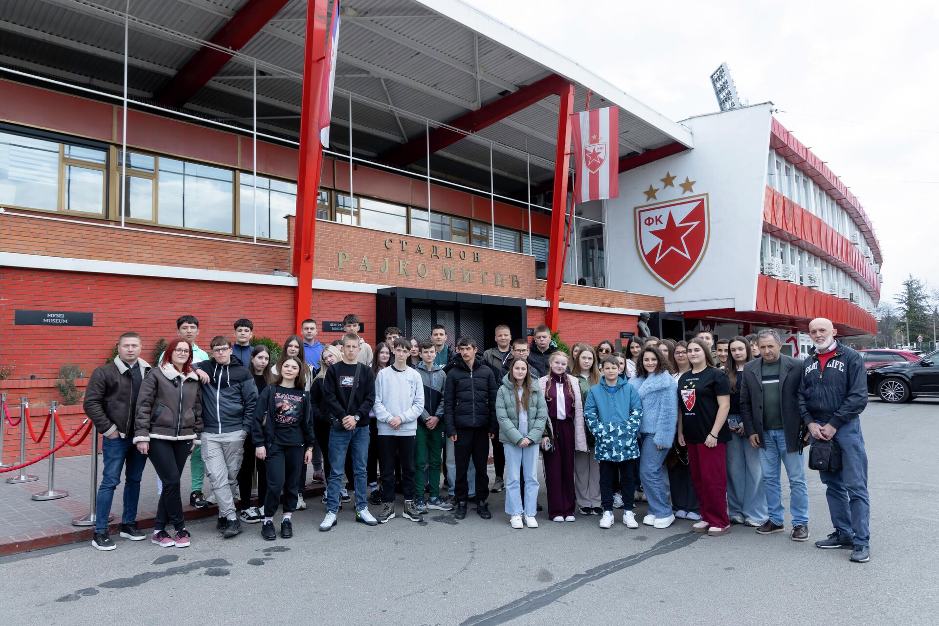 Деца из Пећког округа са КиМ у посети Црвеној звезди - Sputnik Србија, 1920, 28.03.2026