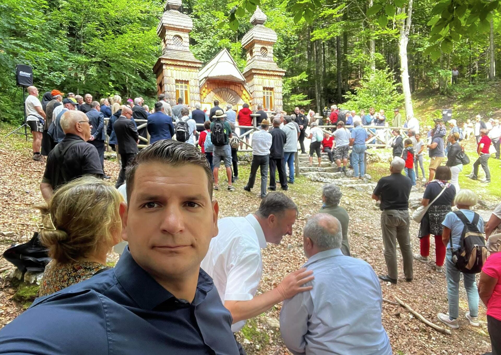 Стевановић на парастосу код Руске капеле на превоју Вршић, подигнуте у спомен на 110 руских заробљеника и 7 стражара које је убила снежна лавина у марту 1916. године  - Sputnik Србија, 1920, 28.03.2026