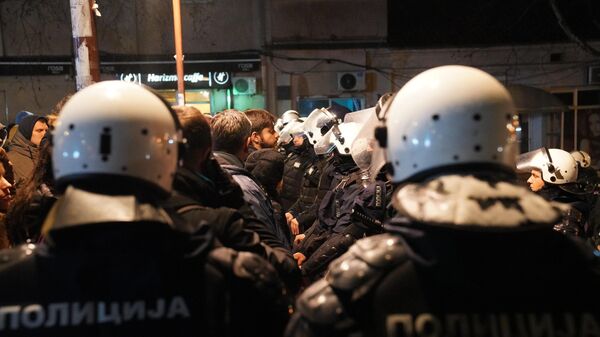 Kordon policije razdvaja pristalice opozicije i pristalice SNS-a - Sputnik Srbija