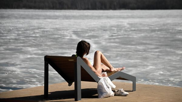 Devuška zagoraet v parke raйona Strogino v Moskve - Sputnik Srbija