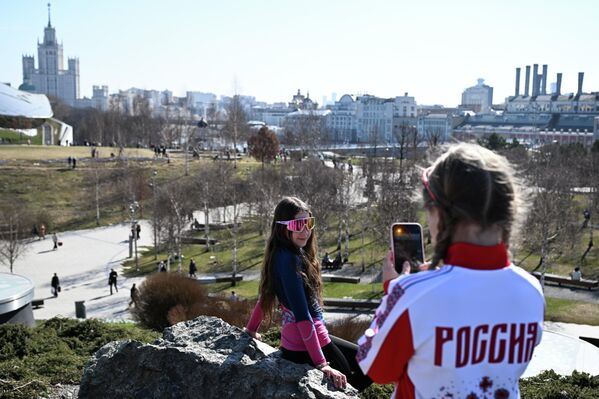 Посетиоци који се одмарају у парку „Зарјадје“ у Москви. - Sputnik Србија