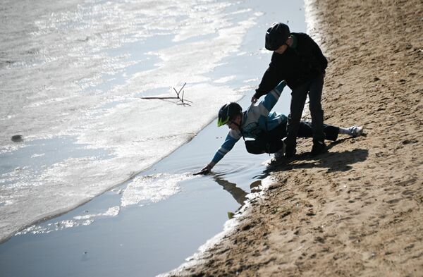 Деца у парку у московском насељу Строгино. - Sputnik Србија