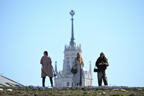 Девојке у парку „Зарјадје“ у Москви. - Sputnik Србија