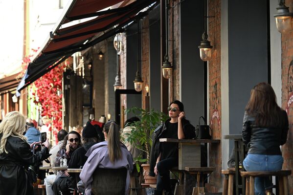 Грађани у уличном кафићу у Москви. - Sputnik Србија