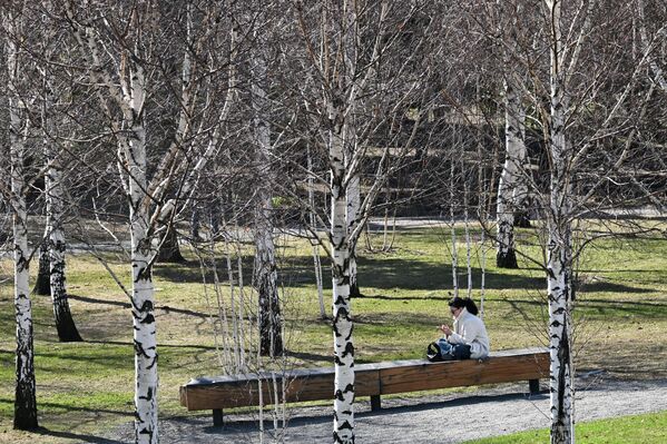 Девојка у парку „Зарјадје“ у Москви. - Sputnik Србија