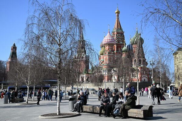 Московљани се одмарају у парку „Зарјадје“. - Sputnik Србија