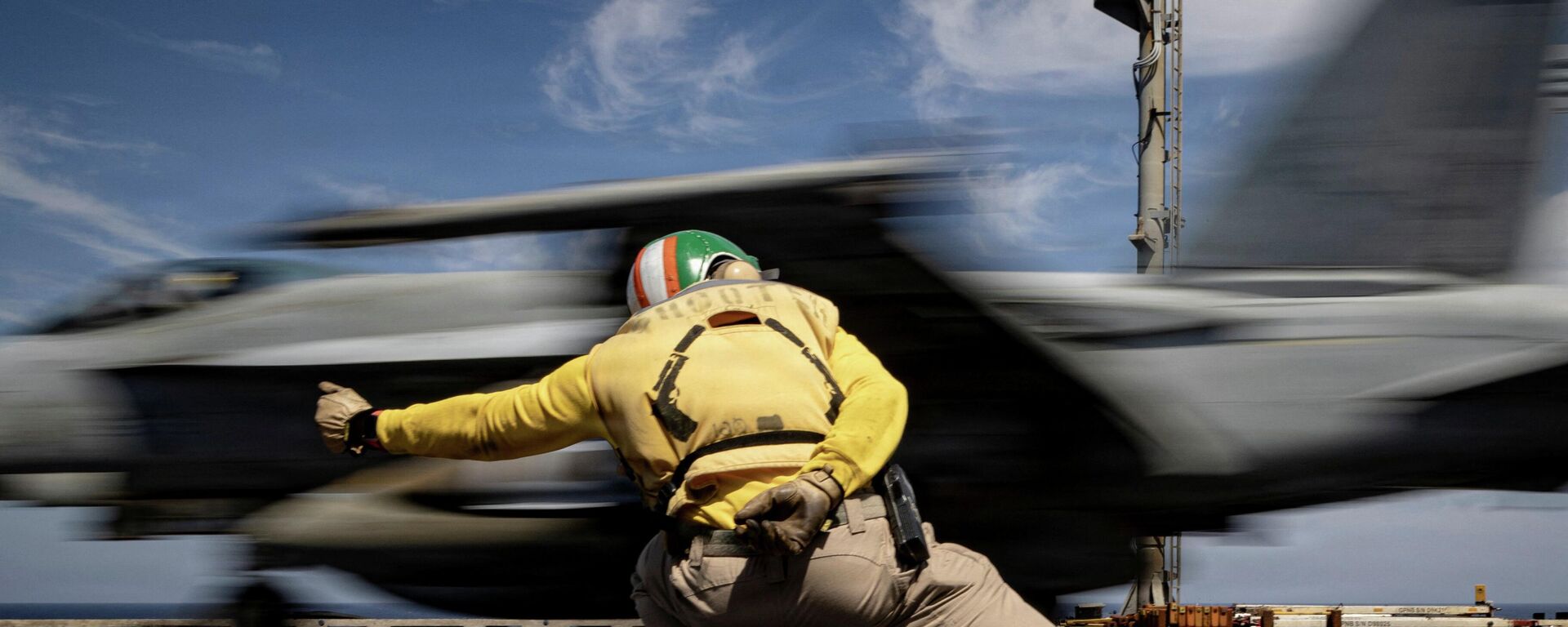 Амерички авион полеће са носача  - Sputnik Србија, 1920, 30.03.2026