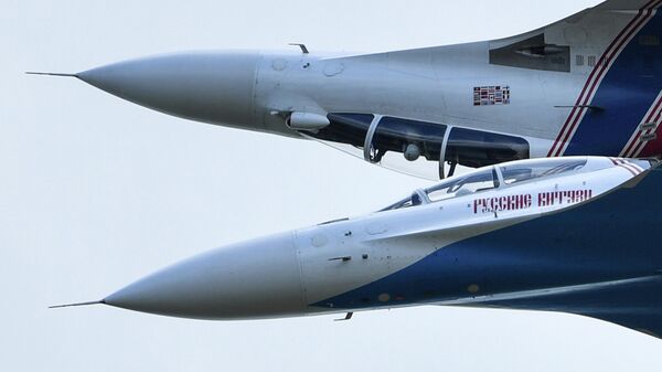 Mnogocelevыe istrebiteli Su-30SM pilotažnoй gruppы Russkie Vitяzi - Sputnik Srbija