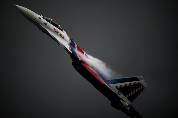 Lovac Su-35S iz akrobatske grupe „Ruski vitezovi“ izvodi demonstracioni let tokom Međunarodnog foruma „Armija 2020“ na aerodromu Kubinka u Moskovskoj oblasti. - Sputnik Srbija