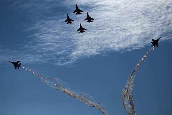 Trenutno, akrobatski tim „Ruski vitezovi“ koristi dva tipa lovačkih aviona — Su-30SM i Su-35S, koji su najnoviji ruski višenamenski, supermanevarski lovci. - Sputnik Srbija