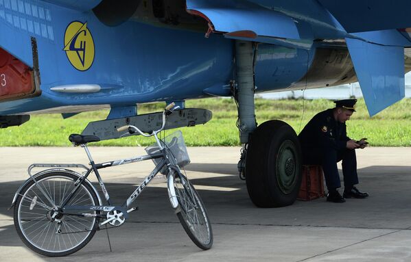 Vazduhoplovna baza Kubinka se nalazi 60 km zapadno od Moskve. Poznata   je kao najbolja akrobatska škola u Rusiji. - Sputnik Srbija