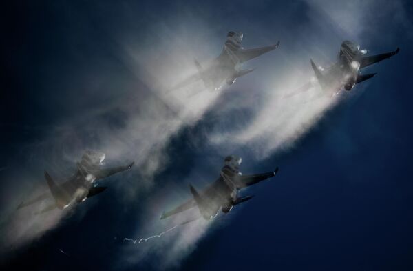 Lovci Su-30SM i Su-35S izvode demonstracioni let na Međunarodnom forumu „Armija-2020“. - Sputnik Srbija
