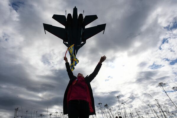 Avioni Su-27 su obojeni u boje ruske nacionalne zastave. - Sputnik Srbija