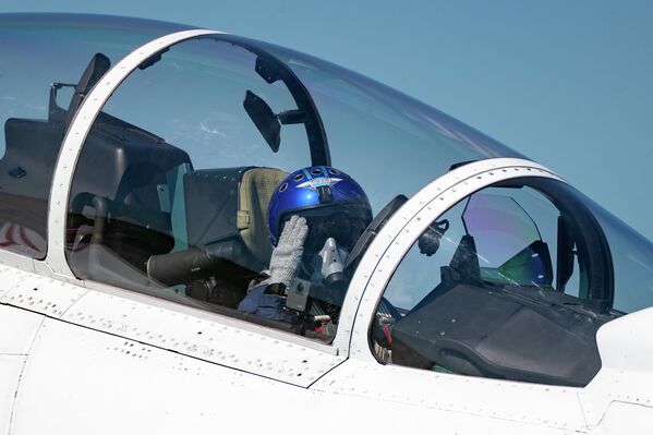 Pilot grupe Ruskih vitezova u Kubinki pre učešća u vazdušno-desantnom delu vojne parade povodom 75. godišnjice pobede u Velikom otadžbinskom ratu 1941-1945. - Sputnik Srbija