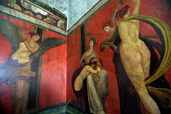 На фотографији је приказана једна од фресака у обновљеној Вили мистерија, поводом њеног представљања новинарима на античком локалитету Помпеје, Италија, у петак, 20. марта 2015. године.  - Sputnik Србија